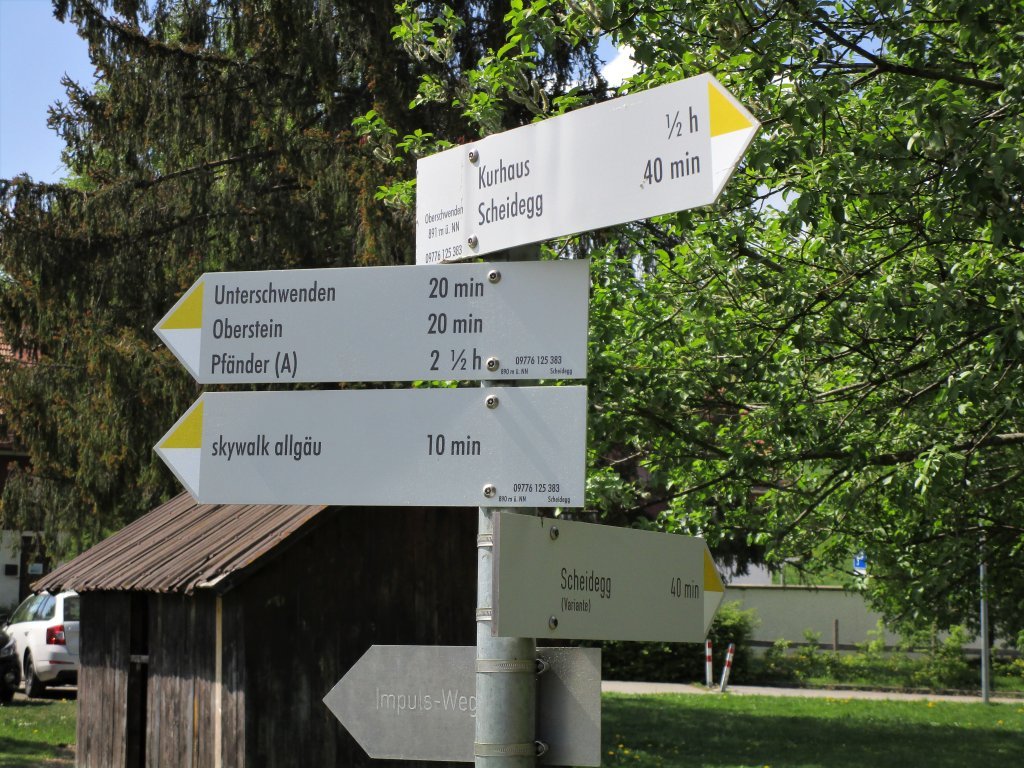 Beim Parkplatz unterhalb des Skywalk folgen sie dem Wegweiser "Scheidegg (Variante)"