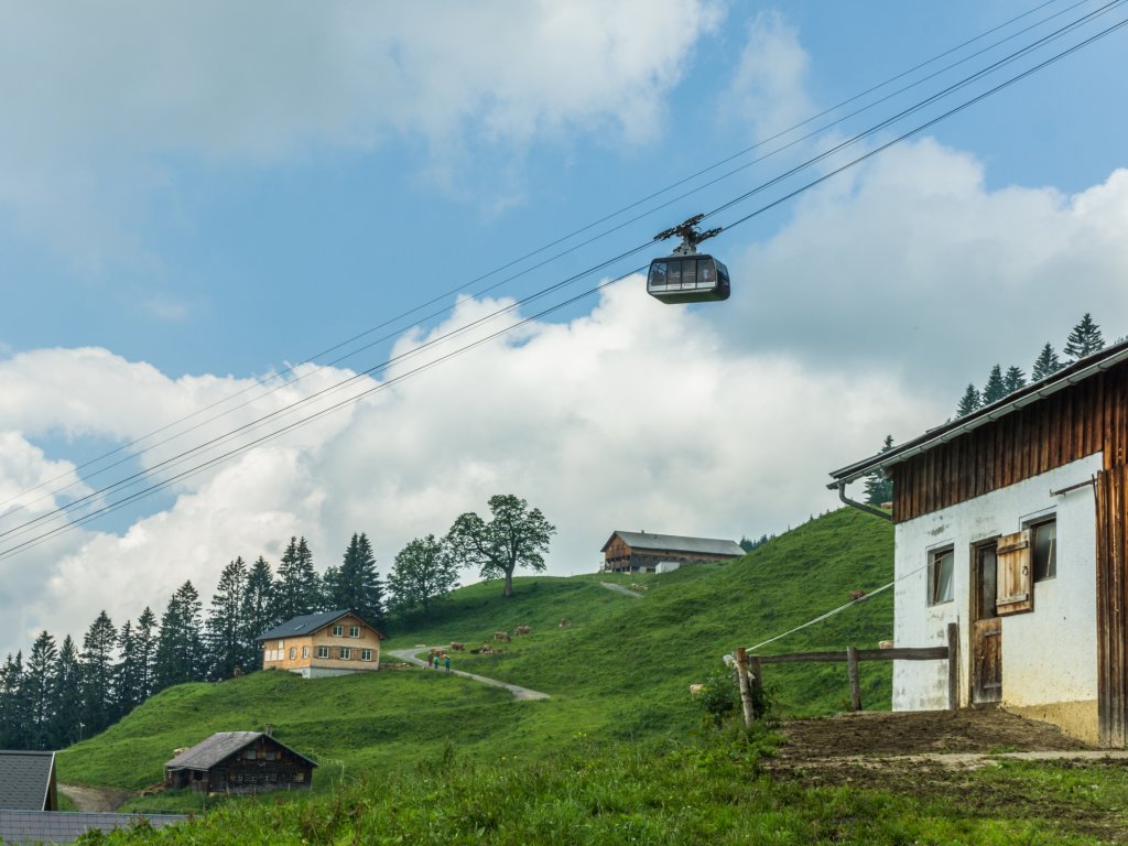 Blick auf Sonderdach und Seilbahn Bezau