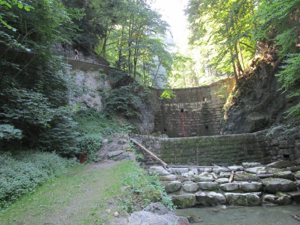 In trockenen Sommermonaten führt der Emmebach wenig Wasser