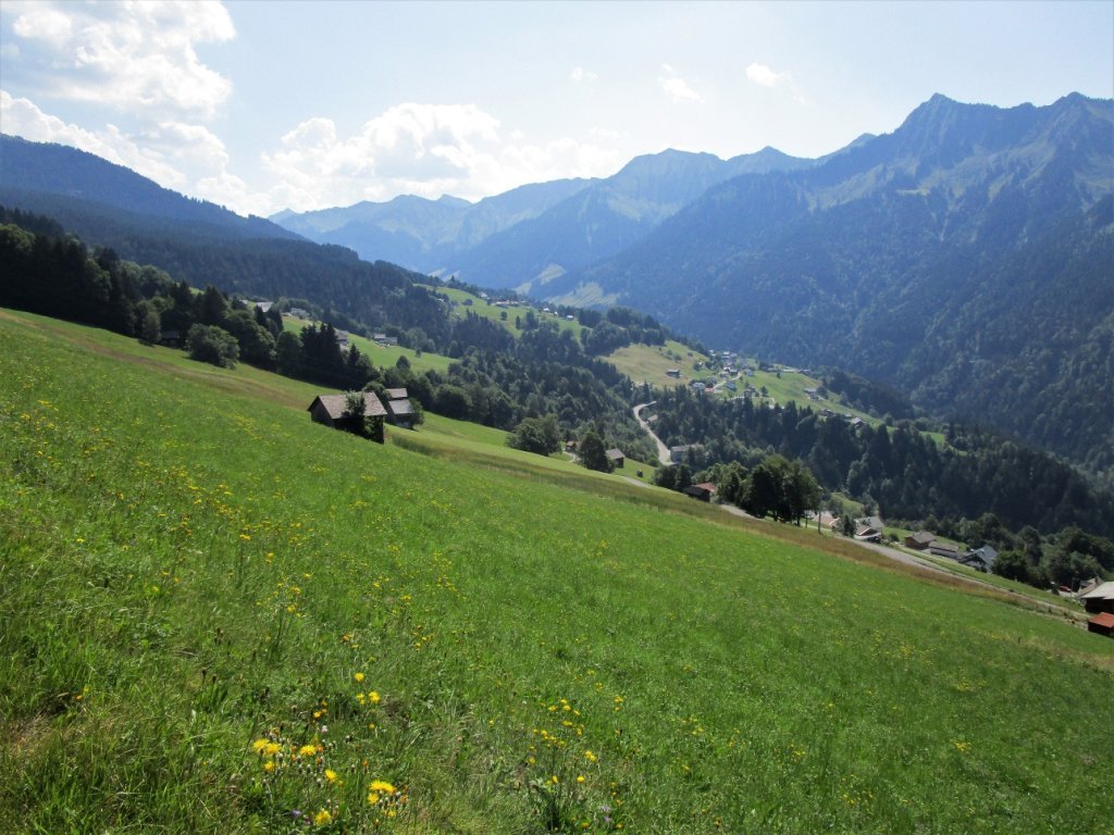 Blick zurück auf die Kulturlanschaft, welche von den Laternser Bauern gepflegt wird