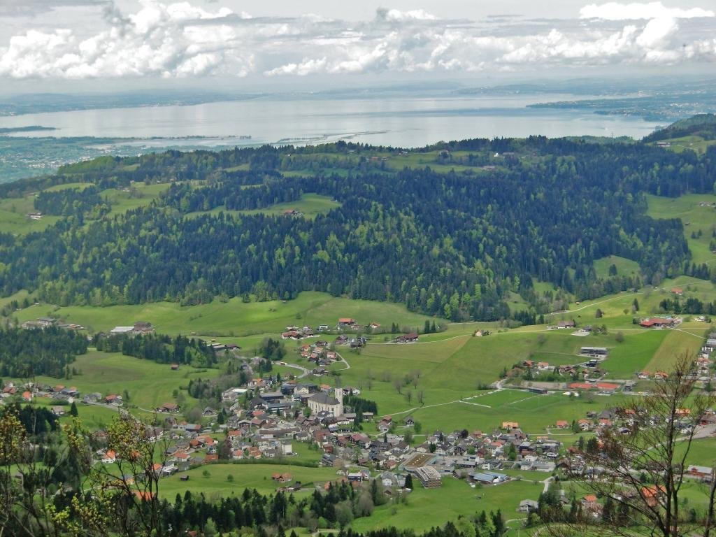 Blick über Alberschwende zum Bodensee