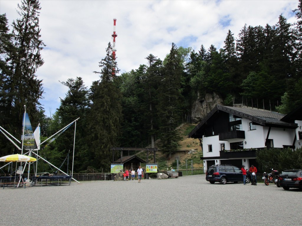 Über dem Eingang zum Wildpark der Gipfel des Pfänders