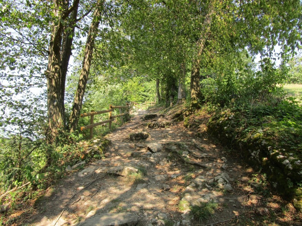 Idyllischer Weg zum Bildungshaus