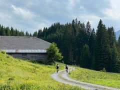 Biker Richtung Hauser Alpe